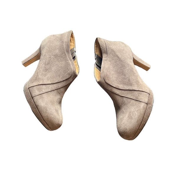 Clarks Women’s Suede Heeled‎ Booties Taupe Boots Size 10M - Picture 3 of 7